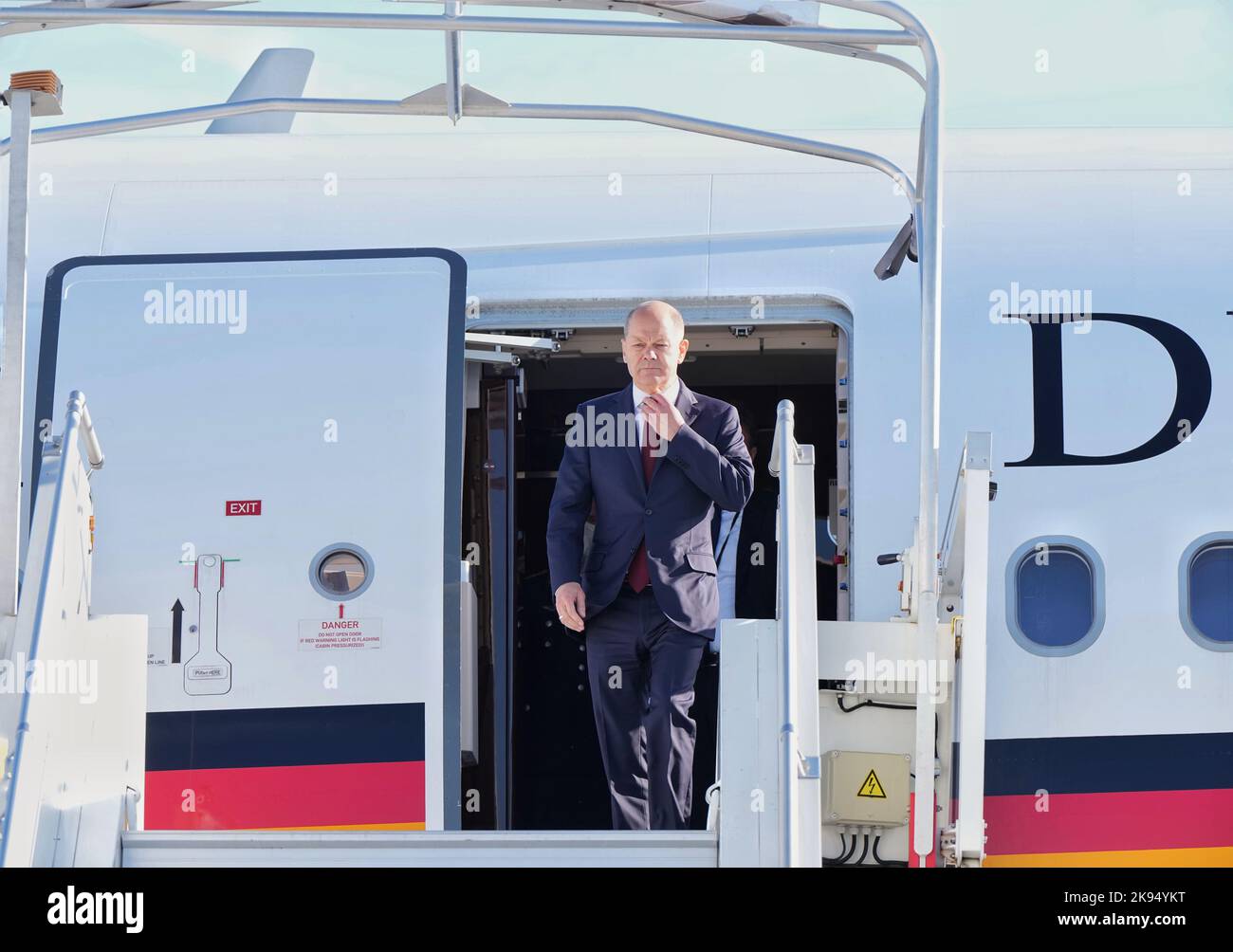 Paris, France. 26th octobre 2022. Le chancelier allemand OLAF Scholz (SPD) arrive à l'aéroport d'Orly pour une visite avec le président français Macron. Crédit : Soeren Stache/dpa/Alay Live News Banque D'Images