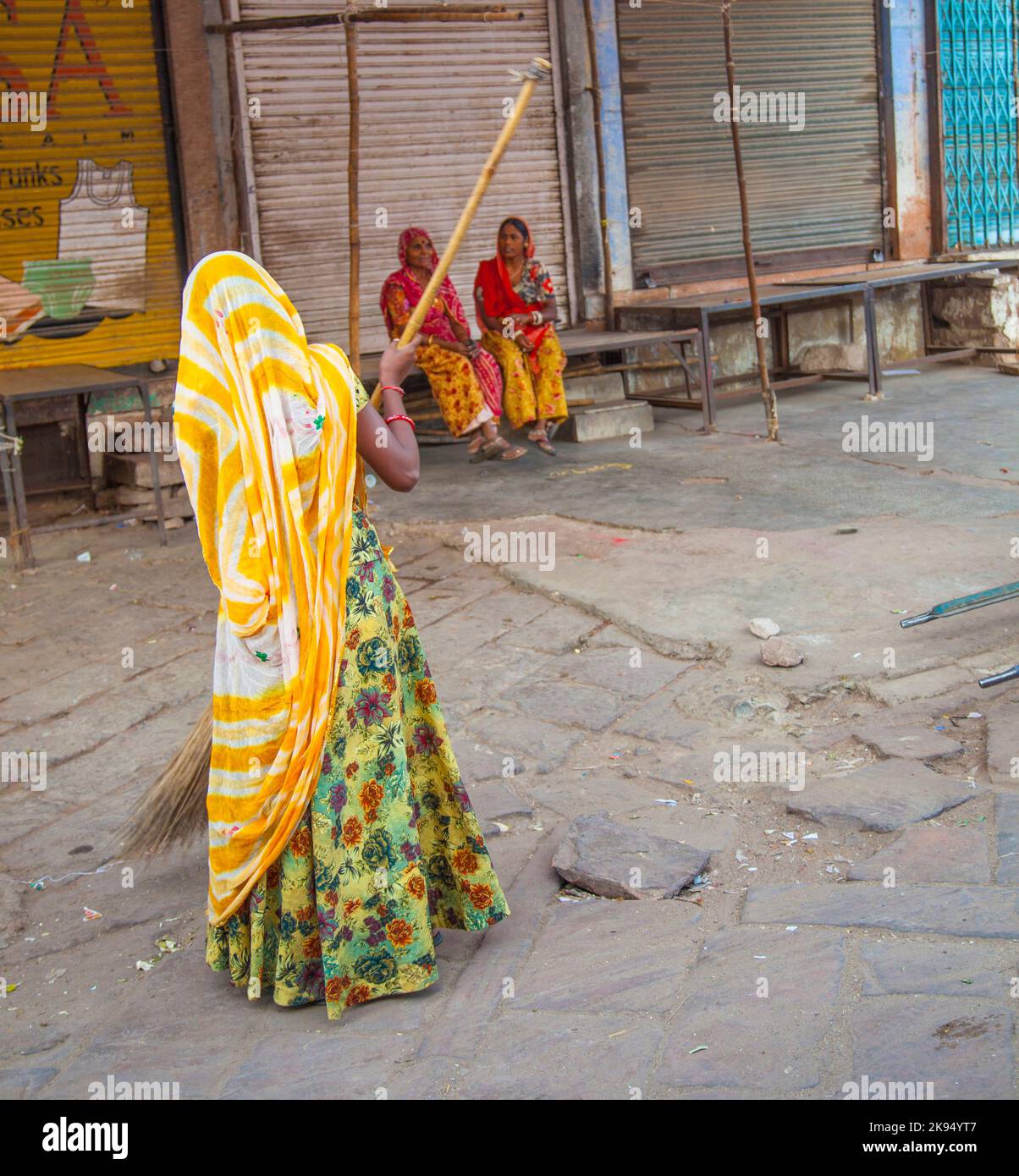 JODHPUR, INDE - 23 NOVEMBRE : une femme de classe fourt en vêtements aux couleurs vives nettoie la rue sur 23 novembre, 2012 à Jodhpur, Inde. Ils gagnent 300 Banque D'Images