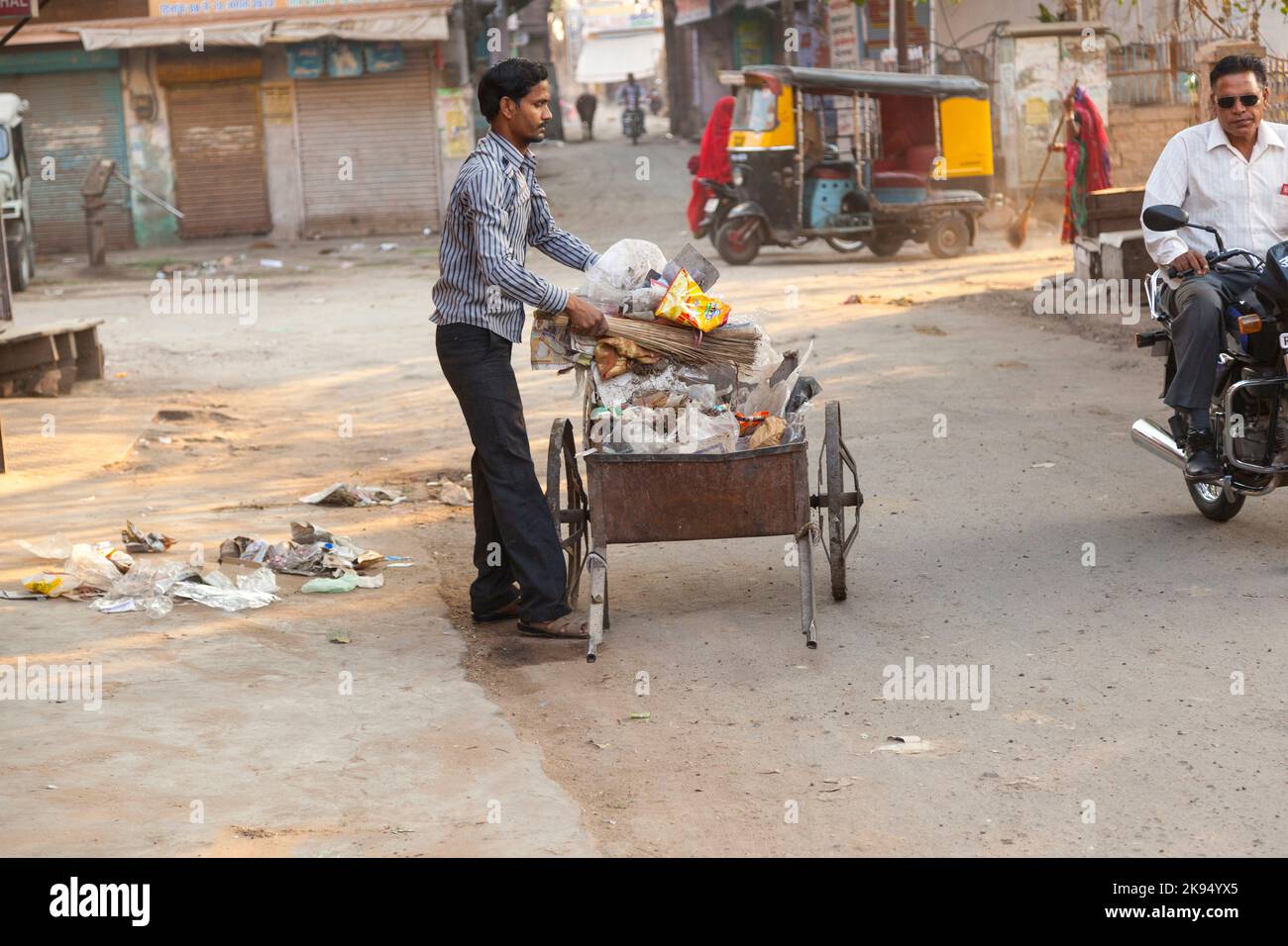 JODHPUR, INDE - 23 NOVEMBRE : un homme de classe fourt nettoie la rue sur 23 novembre, 2012 à Jodhpur, Inde. Ils gagnent 300 IRP pour deux heures payées par le Banque D'Images