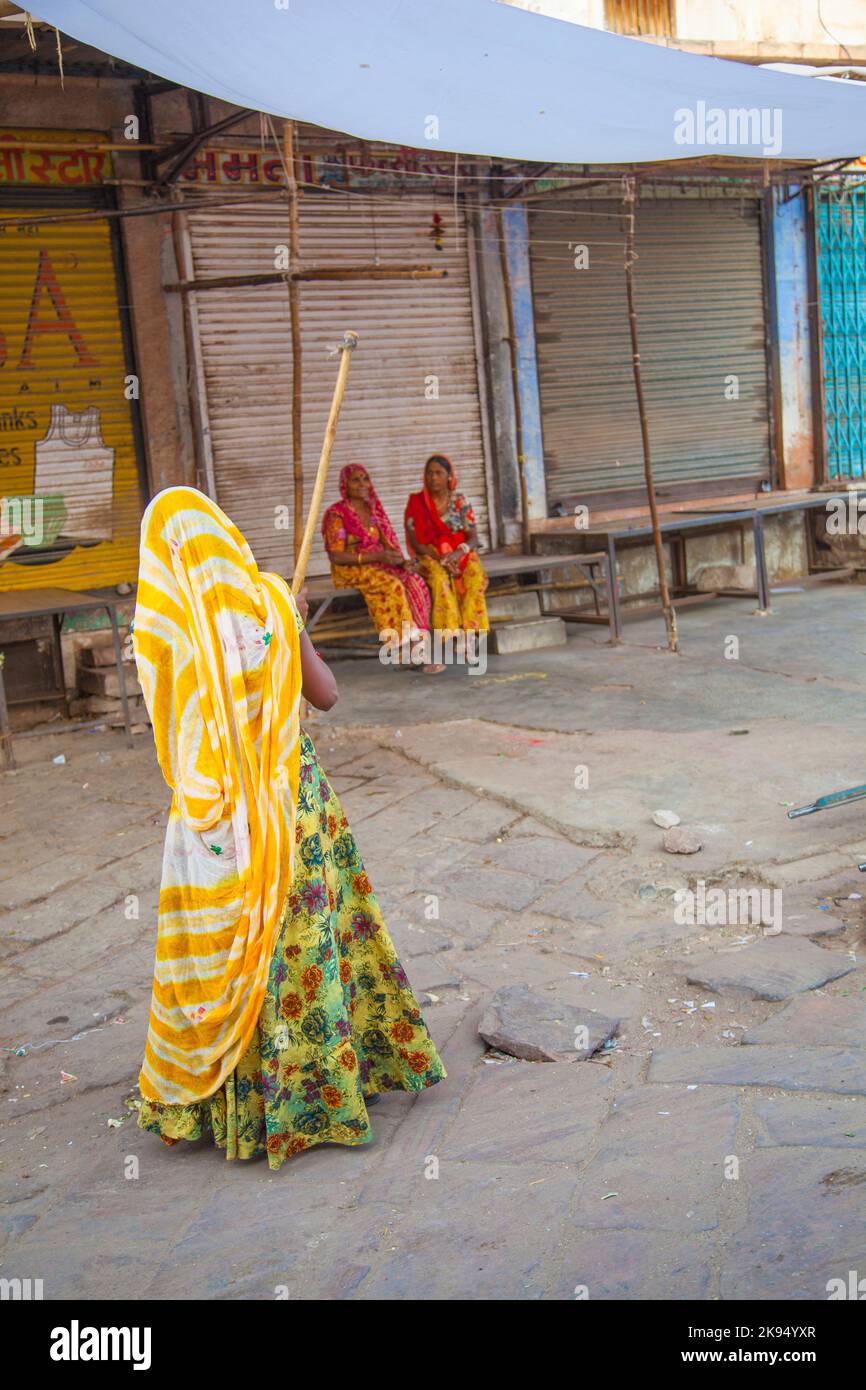 JODHPUR, INDE - 23 NOVEMBRE : une femme de classe fourt en vêtements aux couleurs vives nettoie la rue sur 23 novembre, 2012 à Jodhpur, Inde. Ils gagnent 300 Banque D'Images