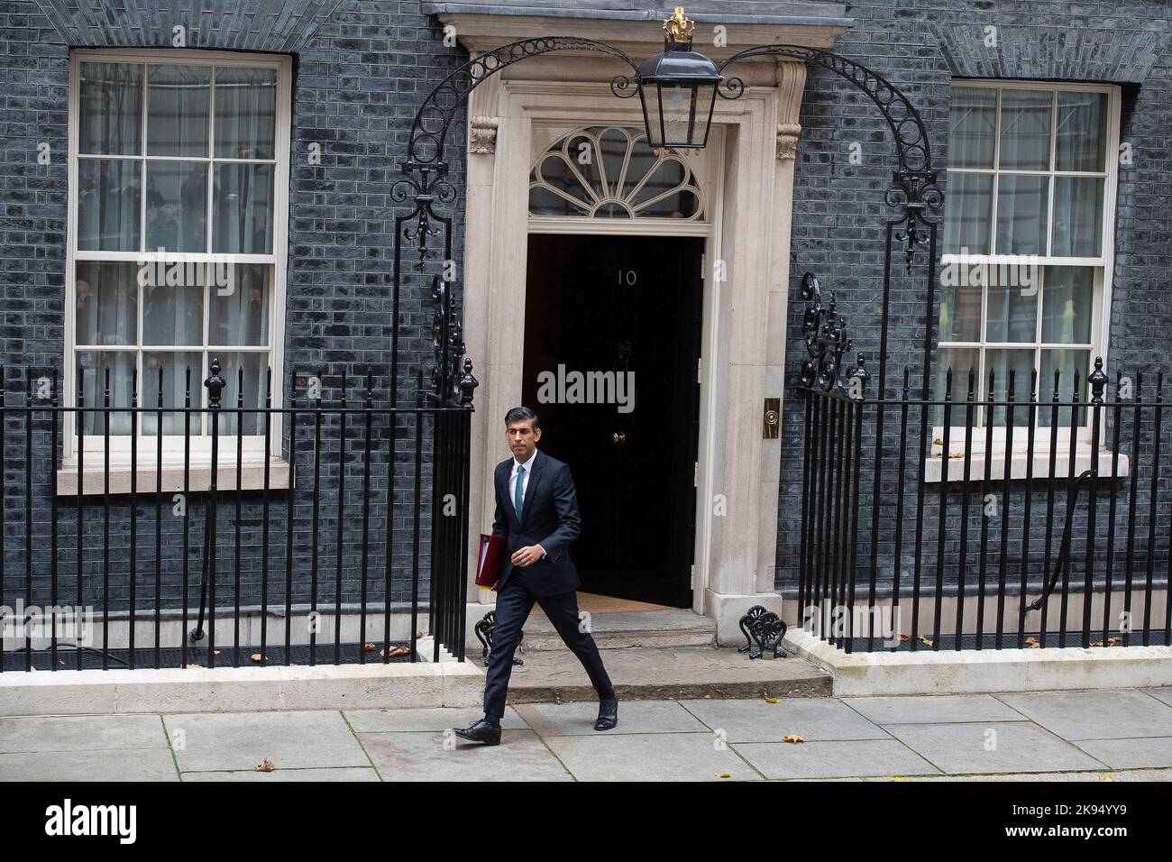 Westminster, Londres, Royaume-Uni. 26th octobre 2022. 10 Downing Street. Nouveau PrimeMinster Rishi Sunak quitte le numéro 10 Downing Street pour ses premiers députés à la Chambre des communes. Crédit : Maureen McLen/Alay Live News Banque D'Images