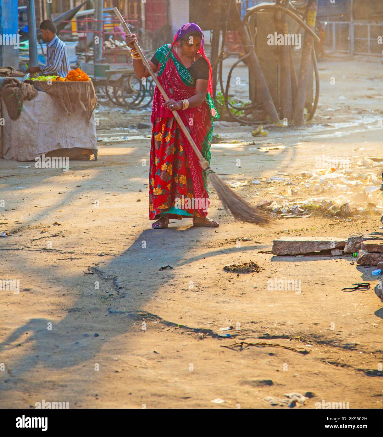 JODHPUR, INDE - 23 NOVEMBRE : une femme de classe fourt en vêtements aux couleurs vives nettoie la rue sur 23 novembre, 2012 à Jodhpur, Inde. Ils gagnent 300 Banque D'Images