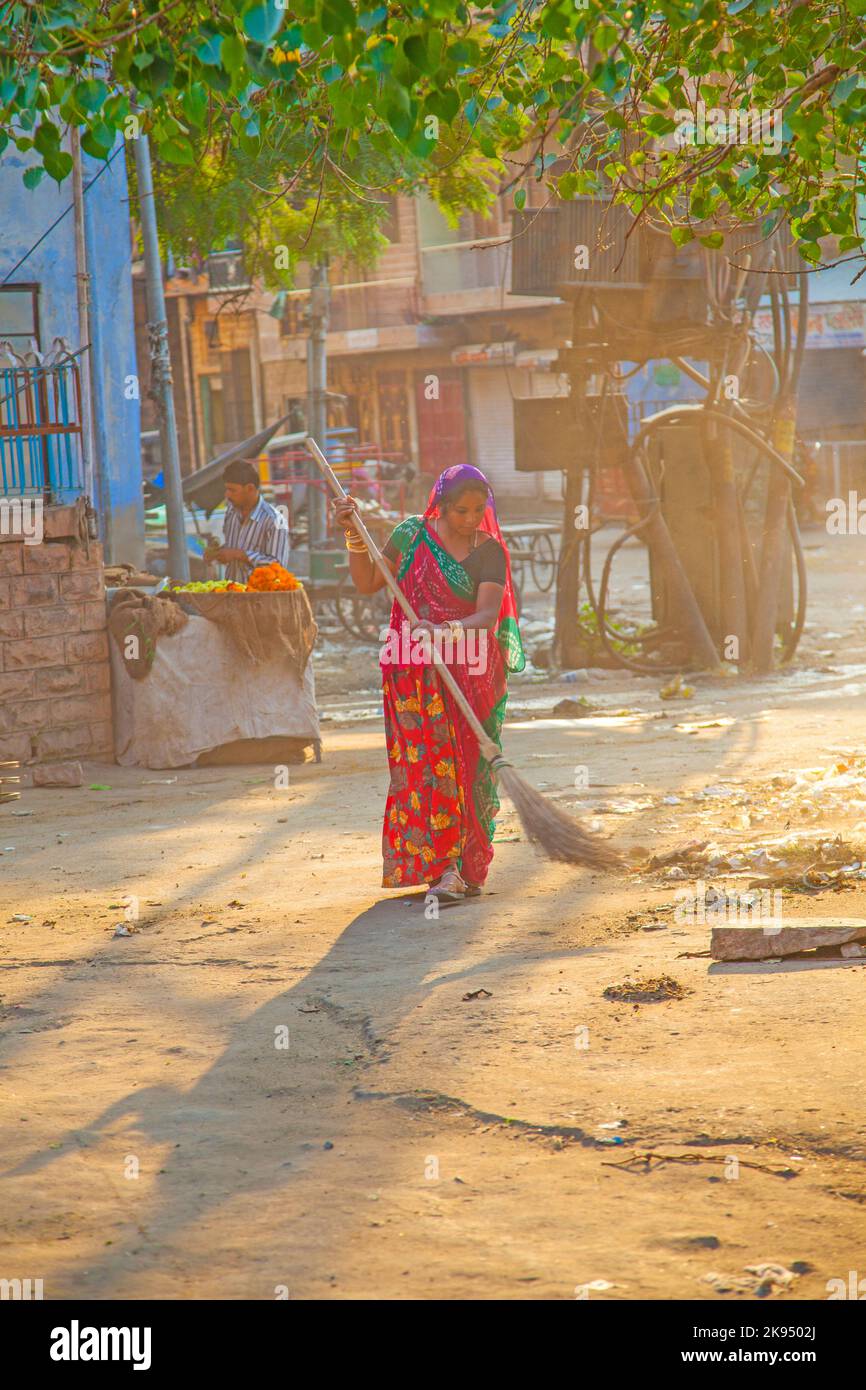 Jodhpur, Inde - 23 octobre 2012: Femme de classe fourt dans des vêtements de couleurs vives nettoie la rue à Jodhpur, Inde. Ils gagnent 300 IRP pour deux heures Banque D'Images