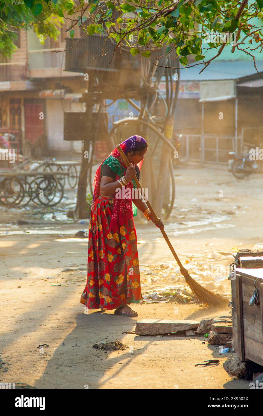 Jodhpur, Inde - 23 octobre 2012: Femme de classe fourt dans des vêtements de couleurs vives nettoie la rue à Jodhpur, Inde. Ils gagnent 300 IRP pour deux heures Banque D'Images