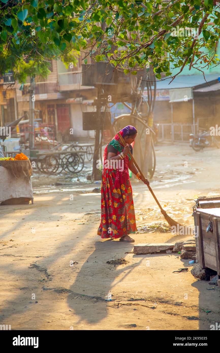 JODHPUR, INDE - 23 NOVEMBRE : une femme de classe fourt en vêtements aux couleurs vives nettoie la rue sur 23 novembre, 2012 à Jodhpur, Inde. Ils gagnent 300 Banque D'Images