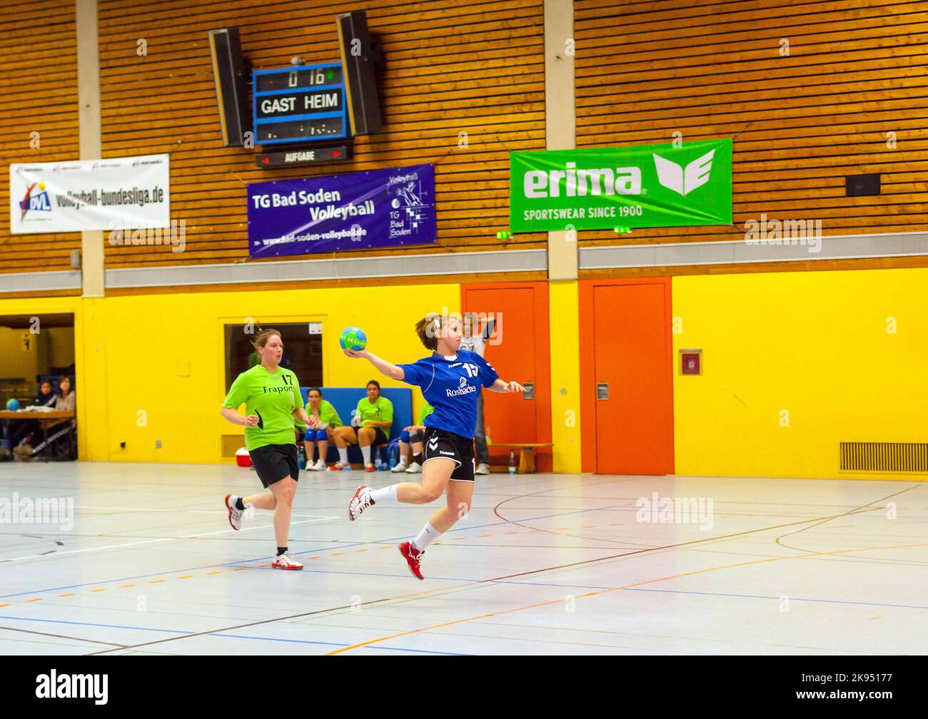 BAD SODEN, ALLEMAGNE - FÉV 24: Handball Match Ladies TS contre VFL Goldstein 2 le 24,2013 FÉVRIER à Bad Soden. Bad Soden a gagné le match par 24 à 16. Banque D'Images