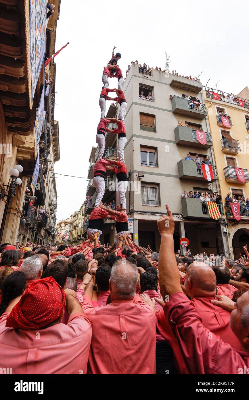 Enfants et adultes de la Colla Vella dels Xiquets de Valls élevant un "castell" (une tour humaine) au Festival Santa Úrsula 2022 (Catalogne, Espagne) Banque D'Images