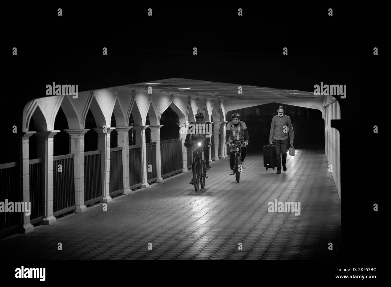 Cycliste en début de matinée de Qanat al Qasba de Sharjah Banque D'Images