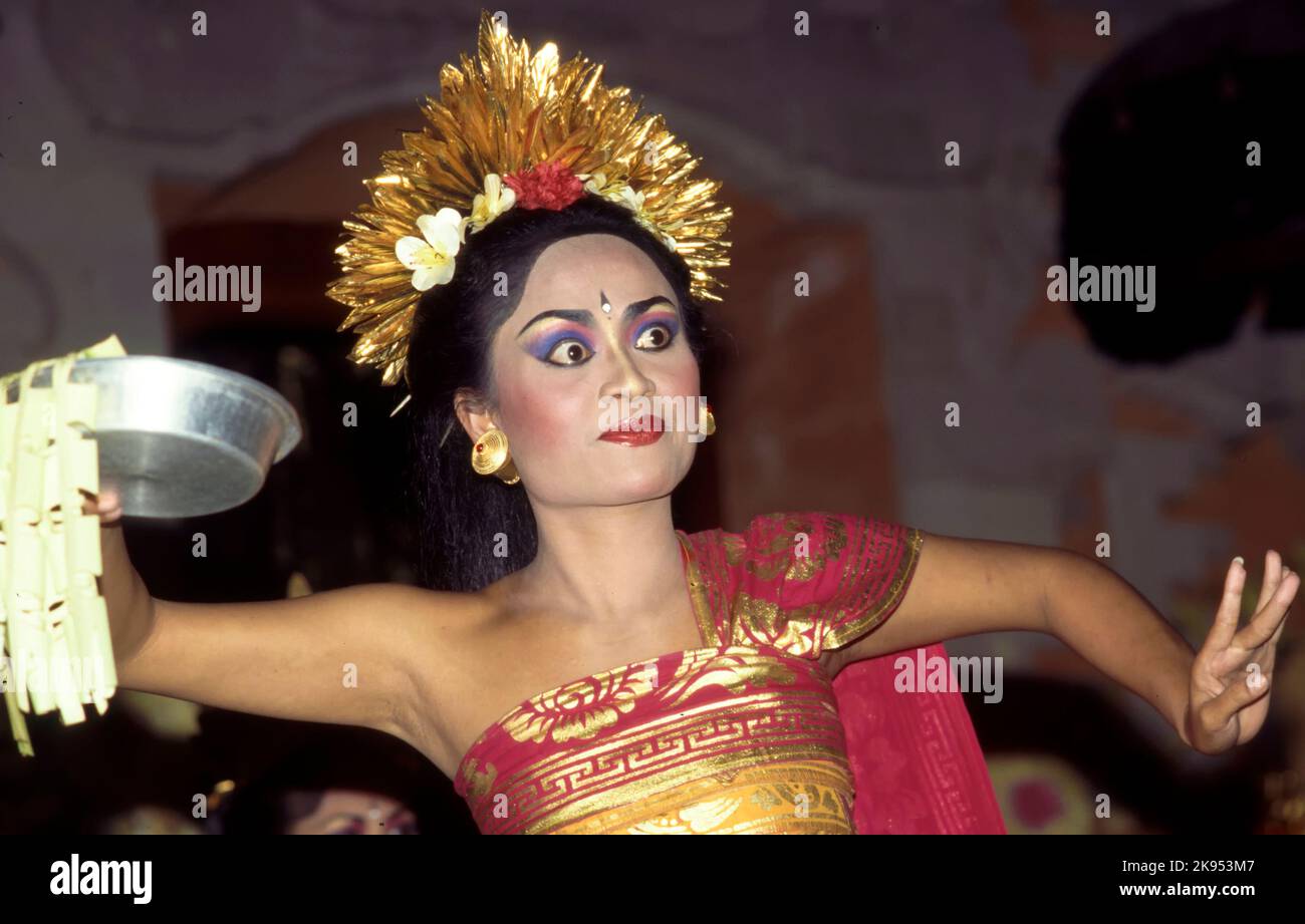 Ubud, INDONÉSIE - 07 juillet:Dancer interprète un potpurri de danse indonésienne pour les touristes, 07 juillet 2004 inUbud, Indonésie Banque D'Images