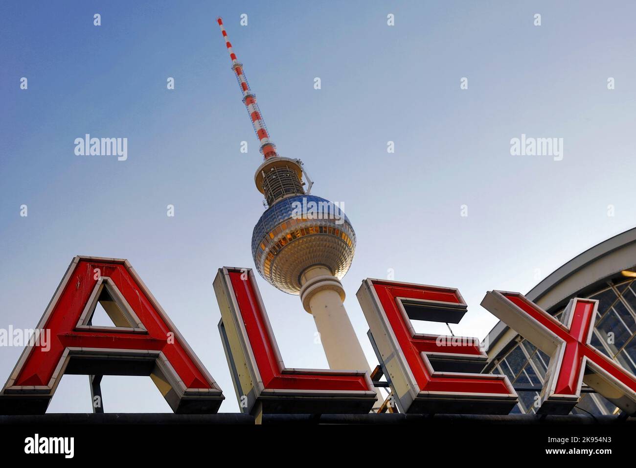 Gare de S-Bahn Alexanderplatz avec la tour de télévision de Berlin dans la soirée, Alex, Berlin-Mitte, Allemagne, Berlin Banque D'Images