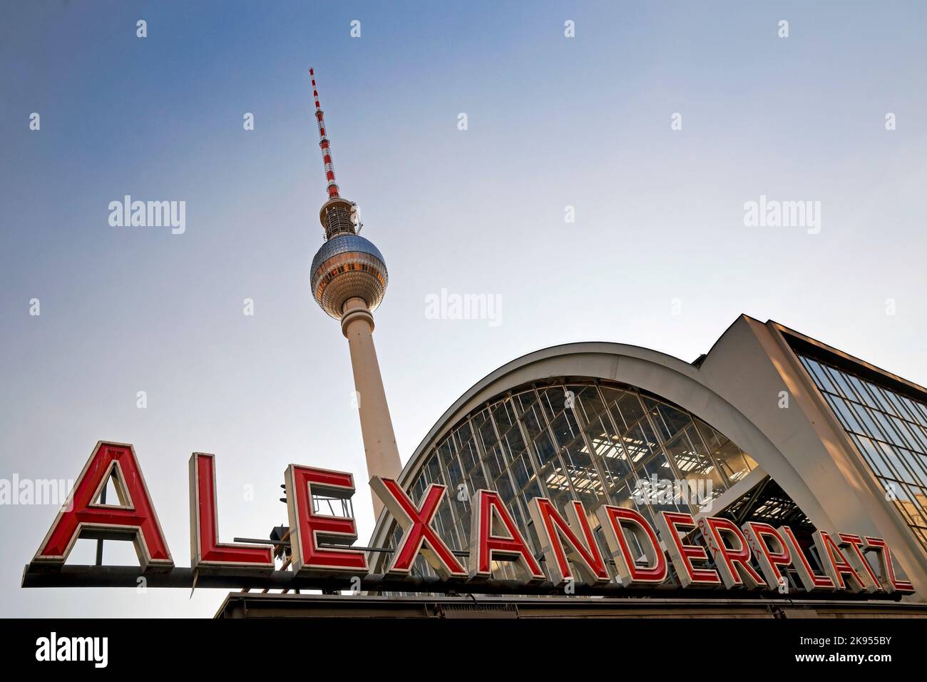 Gare de S-Bahn Alexanderplatz avec la tour de télévision de Berlin dans la soirée, Alex, Berlin-Mitte, Allemagne, Berlin Banque D'Images