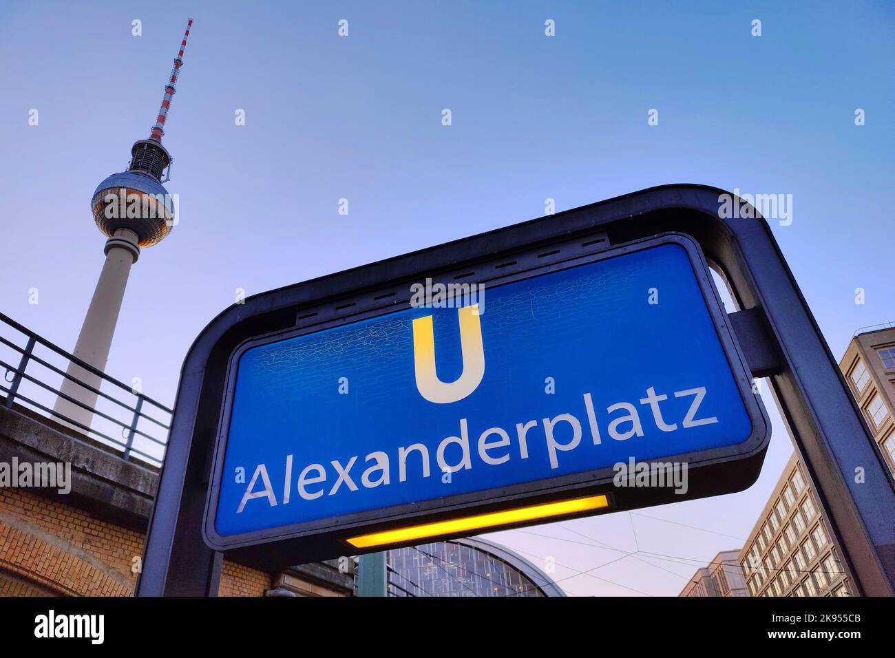entrée au métro Alexanderplatz avec la tour de télévision de Berlin, Alex, Berlin-Mitte, Allemagne, Berlin Banque D'Images