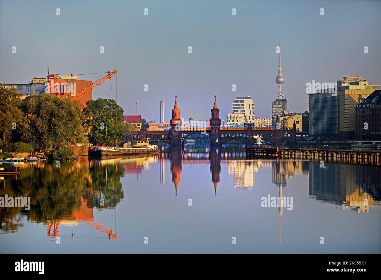 Rivière Spree avec pont Oberbaum et tour de télévision tôt le matin, East Harbour, Allemagne, Berlin Banque D'Images