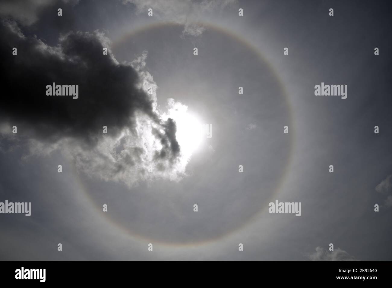 Phénomène de halo dans le ciel, France, Bretagne, Département des Côtes-d’Armor, Erquy Banque D'Images