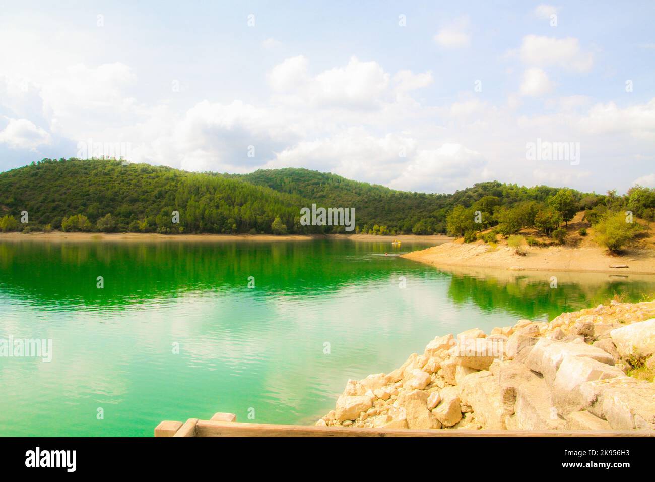 Un lac d'azur cinématographique entouré d'arbres réfléchis Banque D'Images