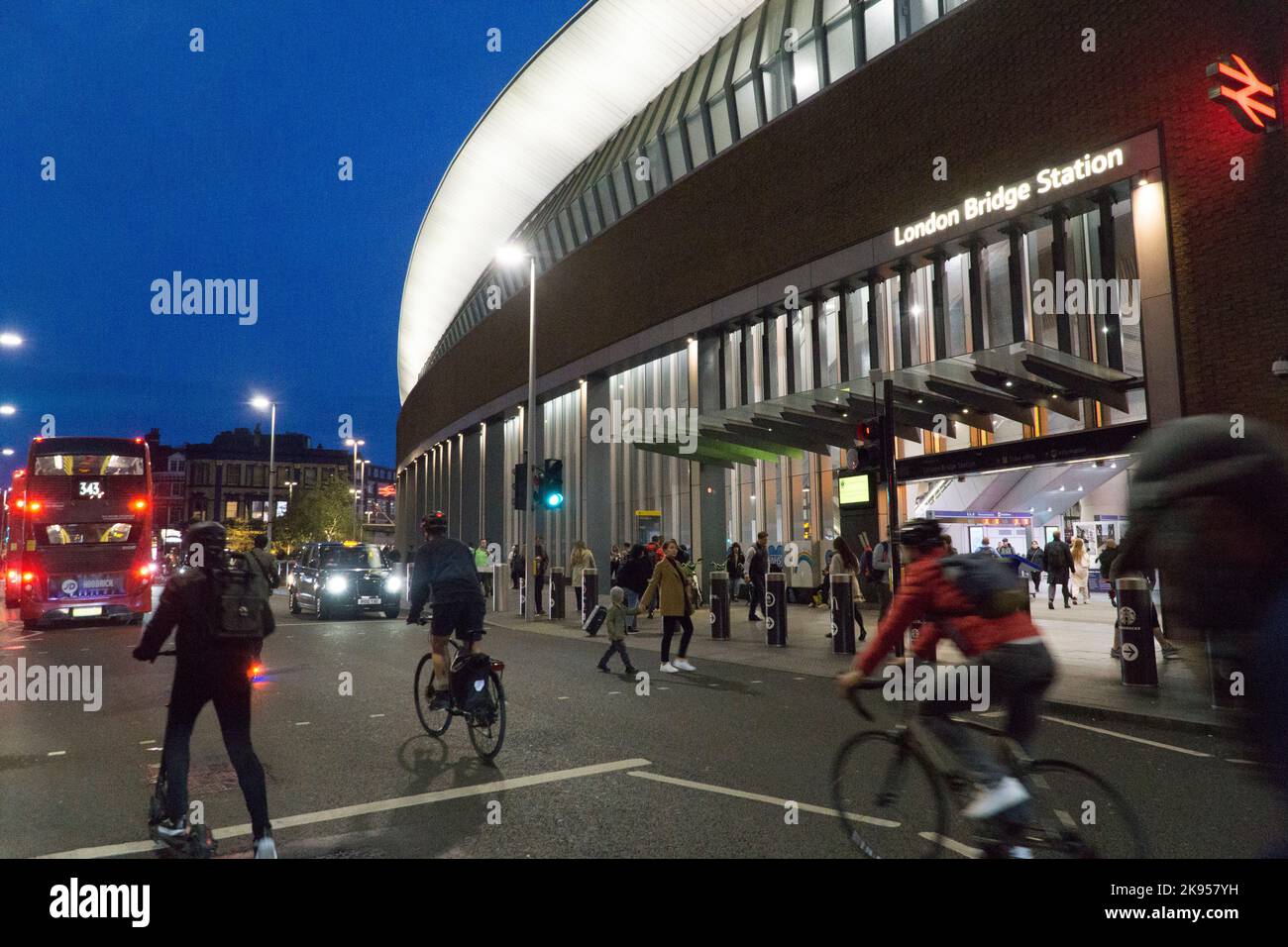 Londres, Royaume-Uni, 25 octobre 2022 : gare de London Bridge au crépuscule, avec bus, taxis, cyclistes et piétons. L'action industrielle entraînera la fermeture des stations les 5th, 7th et 9th novembre en raison d'un différend permanent sur les salaires et les conditions de travail. Anna Watson/Alay Live News Banque D'Images