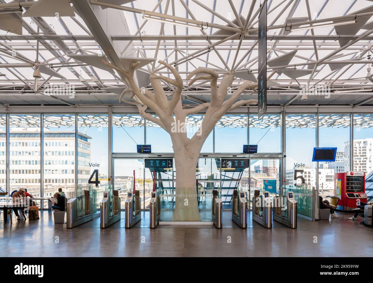 Portes d'entrée et pilier en forme d'arbre dans le hall mezzanine de la gare SNCF de Nantes, en France, conçu par l'architecte Rudy Ricciotti. Banque D'Images