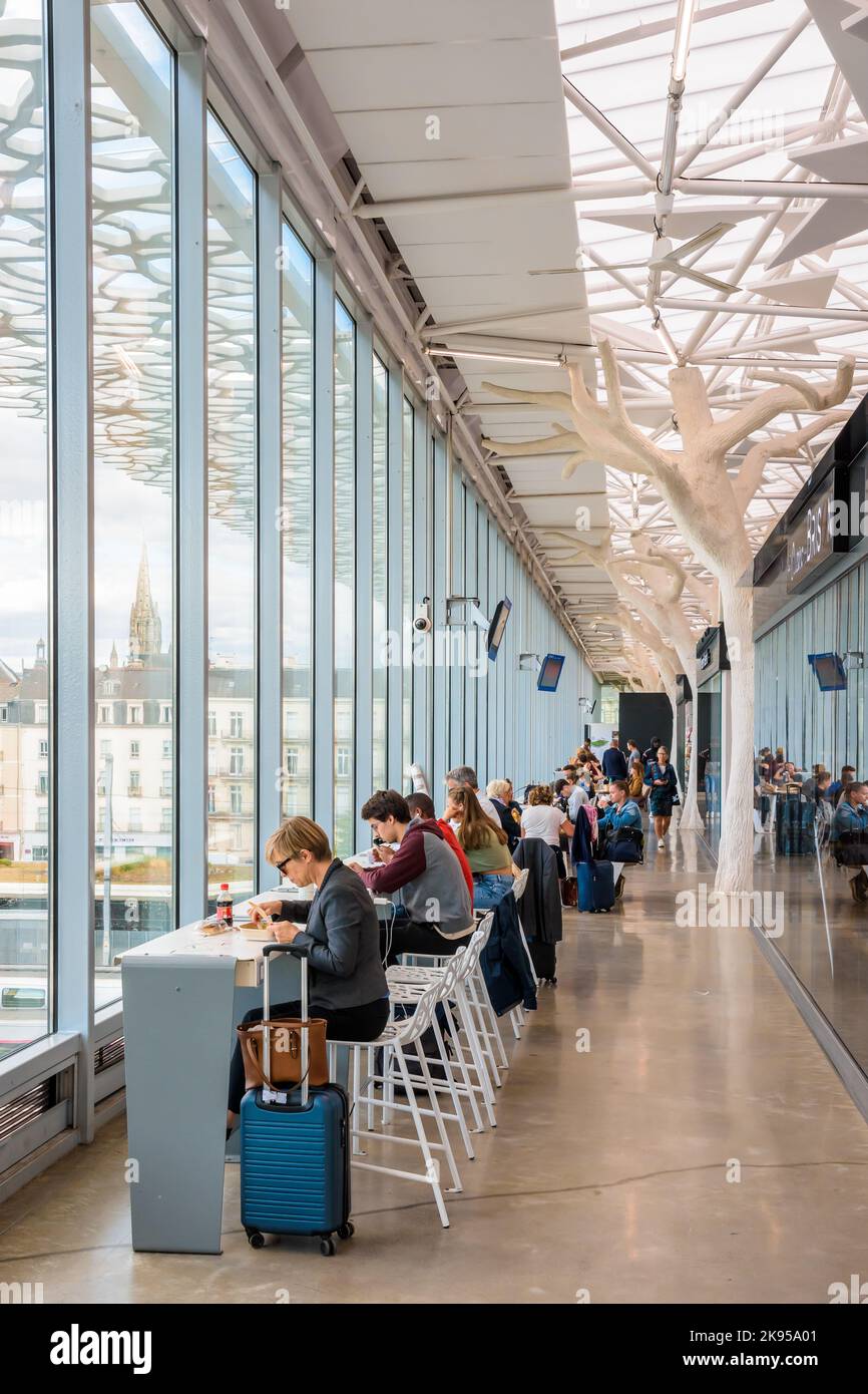 Voyageurs ayant une pause dans le hall mezzanine de la gare SNCF de Nantes, France, conçu par l'architecte Rudy Ricciotti. Banque D'Images