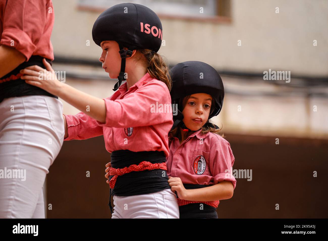 Enfants et adultes de la Colla Vella dels Xiquets de Valls élevant un "castell" (une tour humaine) au Festival Santa Úrsula 2022 (Catalogne, Espagne) Banque D'Images
