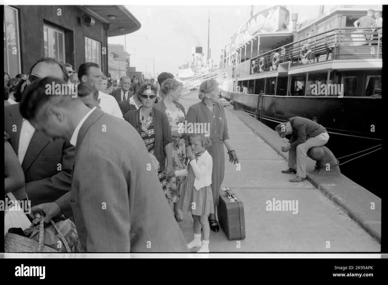 Voyageurs à la gare maritime. Banque D'Images
