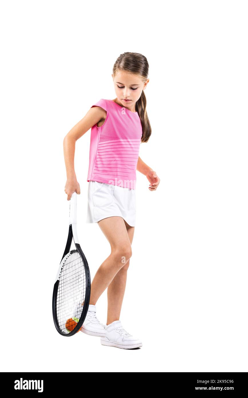 Jeune femme joueur de tennis vêtue de rose. Petite fille posant avec  raquette et balle isolée sur fond blanc Photo Stock - Alamy