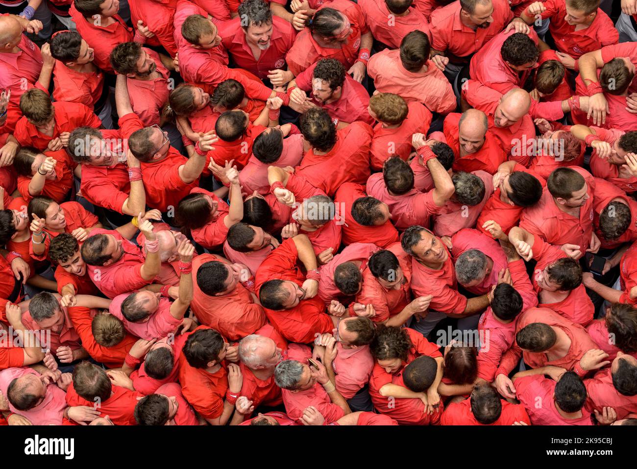 Les gens de Colla Jove dels Xiquets de Valls célèbrent après avoir terminé un "castell" (une tour humaine) au Festival Santa Úrsula 2022 (Catalogne) Banque D'Images