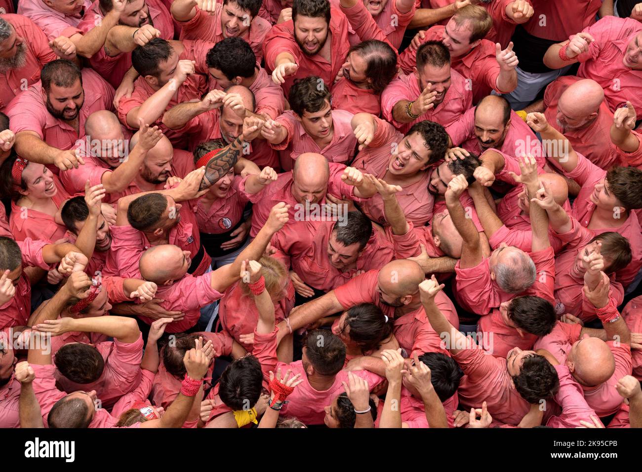 Les gens de Colla Vella dels Xiquets de Valls fêtent après avoir terminé un  "castell" (une tour humaine) au Festival Santa Úrsula 2022 (Catalogne Photo  Stock - Alamy