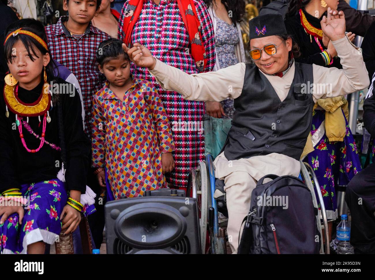 Katmandou, Népal. 26th octobre 2022. Les personnes handicapées dansent et chantent à la chanson Deusi Bhailo, chantent pour la chance, la joie et le bonheur parmi les gens pendant le festival Tihar, connu sous le nom de Diwali, le festival des lumières de Boudhanath Stupa, un site du patrimoine mondial de l'UNESCO à Katmandou. Une équipe de treize personnes à ablation différente a initié les 3 jours de l'événement musical Deusi Bhailo pour la conscience sociale et la signification du grand festival hindou dans la société avec des souhaits à tous les népalais du monde entier. Crédit : SOPA Images Limited/Alamy Live News Banque D'Images