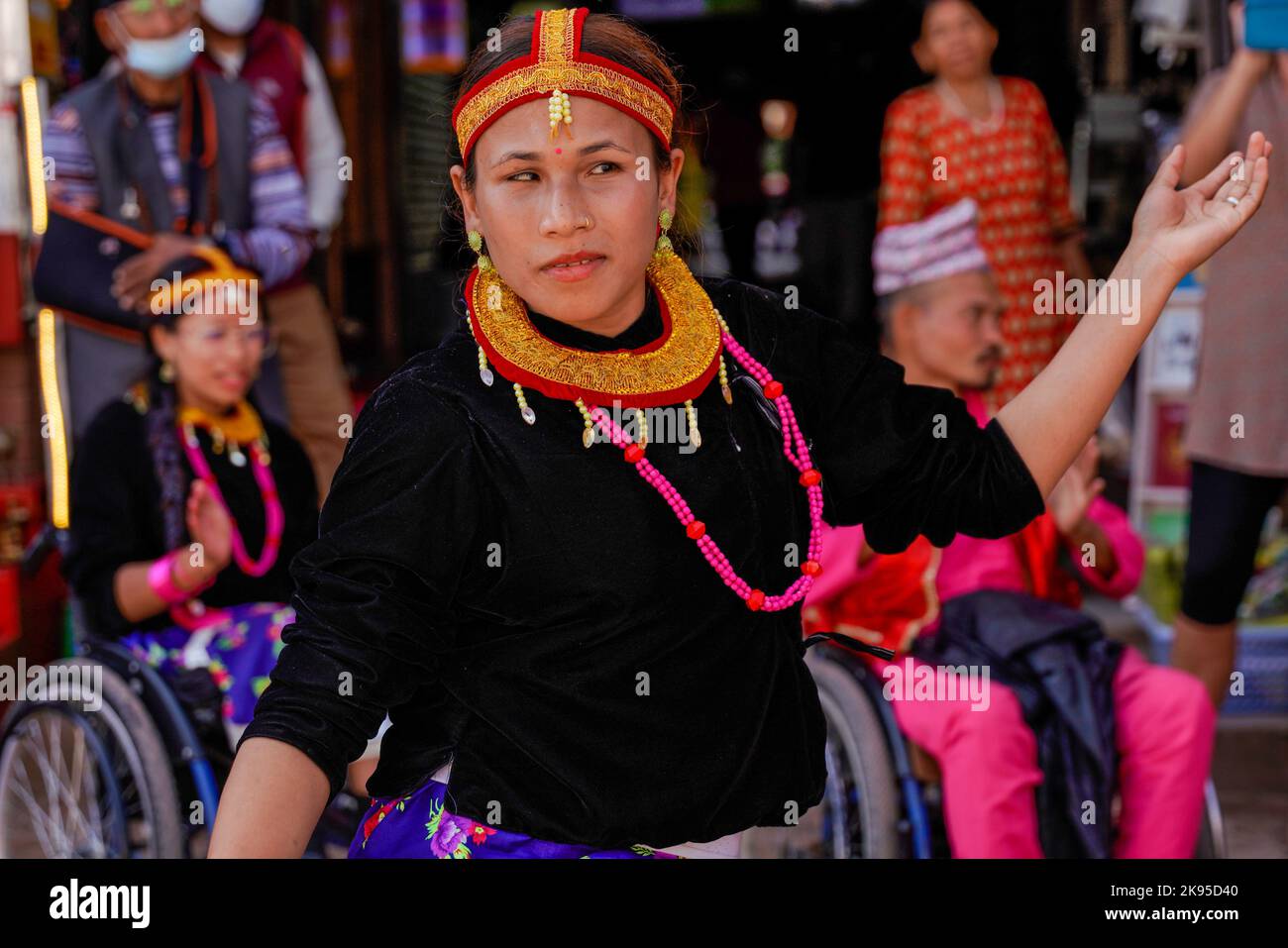 Katmandou, Népal. 26th octobre 2022. Les personnes handicapées dansent et chantent à la chanson Deusi Bhailo, chantent pour la chance, la joie et le bonheur parmi les gens pendant le festival Tihar, connu sous le nom de Diwali, le festival des lumières de Boudhanath Stupa, un site du patrimoine mondial de l'UNESCO à Katmandou. Une équipe de treize personnes à ablation différente a initié les 3 jours de l'événement musical Deusi Bhailo pour la conscience sociale et la signification du grand festival hindou dans la société avec des souhaits à tous les népalais du monde entier. Crédit : SOPA Images Limited/Alamy Live News Banque D'Images