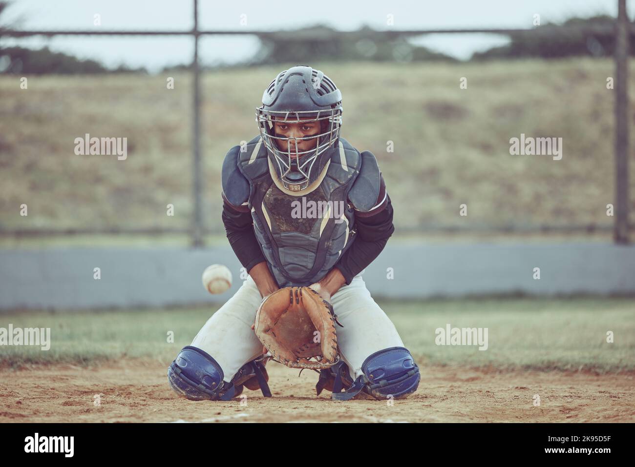 Baseball, sports et attraper une balle avec un homme athlète ou un attrape sur un terrain pendant un match ou un match. Fitness, exercice et entraînement avec un homme de base-ball Banque D'Images