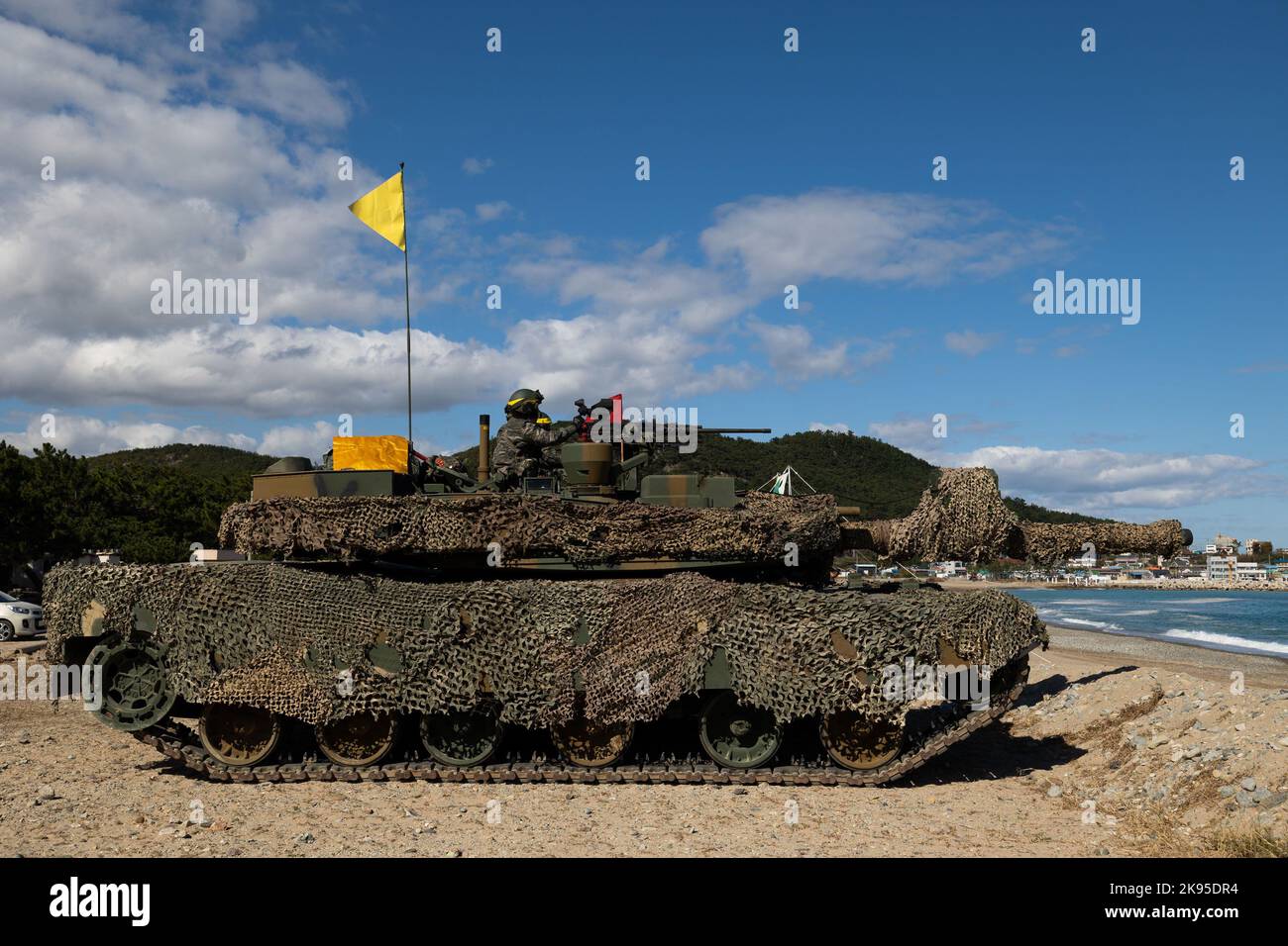 26 octobre 2022 - Pohang, Corée du Sud : un réservoir maritime sud-coréen K1A2 développé par Hyundai Rotem Co., lors de l'opération d'exercices amphibies conjoints de Hoguk à Pohang, Corée du Sud, le mercredi 26 octobre 2022. Photo par: SeongJoon Cho/Pool via Sipa USA Banque D'Images