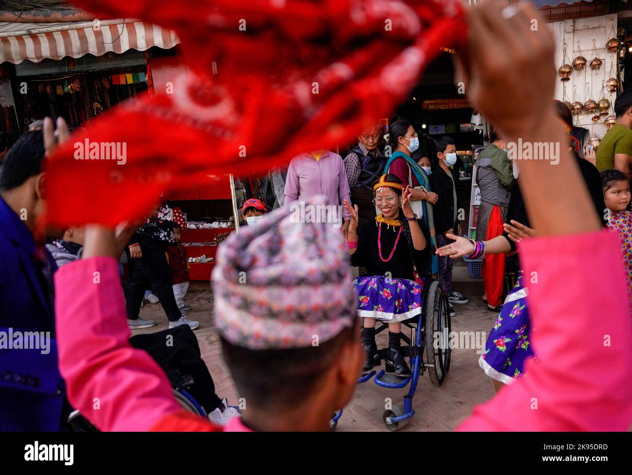 Les personnes handicapées dansent et chantent à la chanson Deusi Bhailo, chantent pour la chance, la joie et le bonheur parmi les gens pendant le festival Tihar, connu sous le nom de Diwali, le festival des lumières de Boudhanath Stupa, un site du patrimoine mondial de l'UNESCO à Katmandou. Une équipe de treize personnes à ablation différente a initié les 3 jours de l'événement musical Deusi Bhailo pour la conscience sociale et la signification du grand festival hindou dans la société avec des souhaits à tous les népalais du monde entier. (Photo de Skanda Gautam/SOPA Images/Sipa USA) Banque D'Images