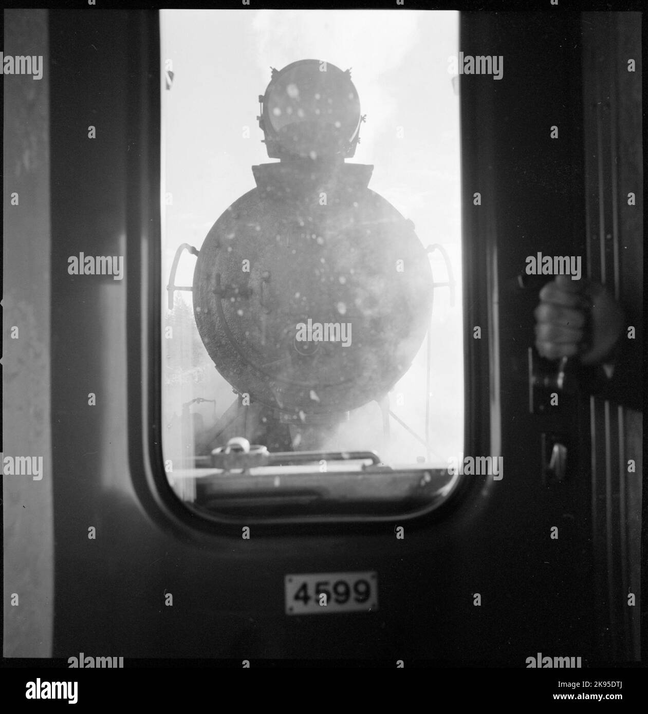 Chaudière de locomotive à vapeur visible par la fenêtre. Banque D'Images