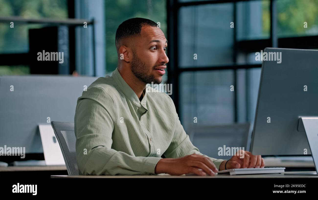 African American homme d'affaires employeur chef de la direction dactylographiant clavier ordinateur dans le travail de bureau avec net en ligne projet a bon résultat heureux Banque D'Images