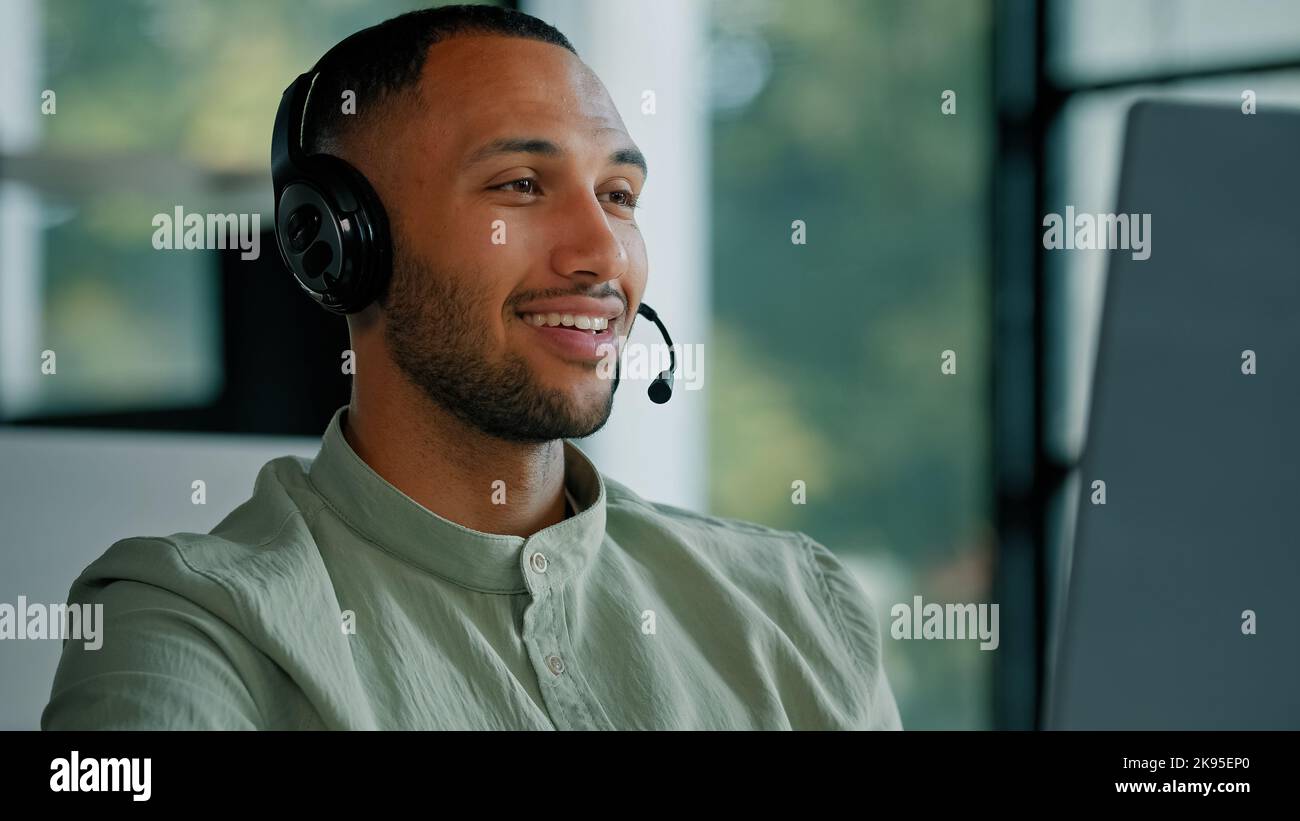 African 30s Latina homme d'affaires professeur en ligne parlant à la webcam conférence appel vidéo à la table dans le bureau entraîneur mâle ligne d'aide opérateur parler Banque D'Images