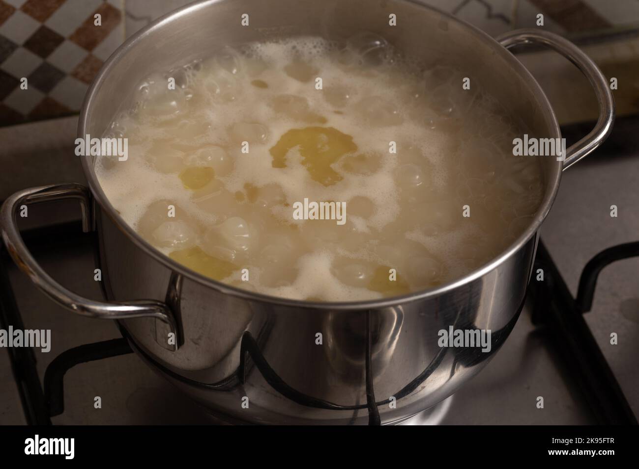 le riz bout dans la casserole Banque D'Images le riz bout dans la casserole Banque D'Images