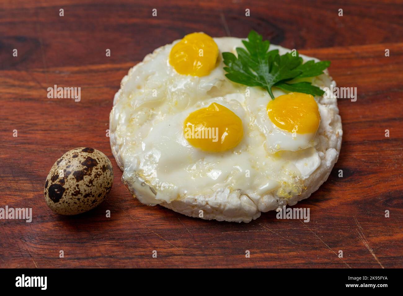 Caille sandwich aux œufs sur une planche en bois Banque D'Images