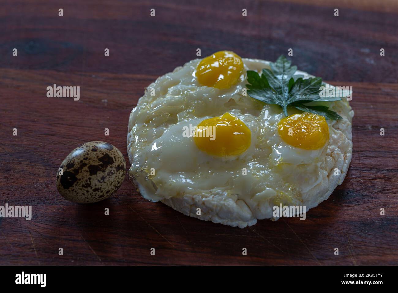 Caille sandwich aux œufs sur une planche en bois Banque D'Images