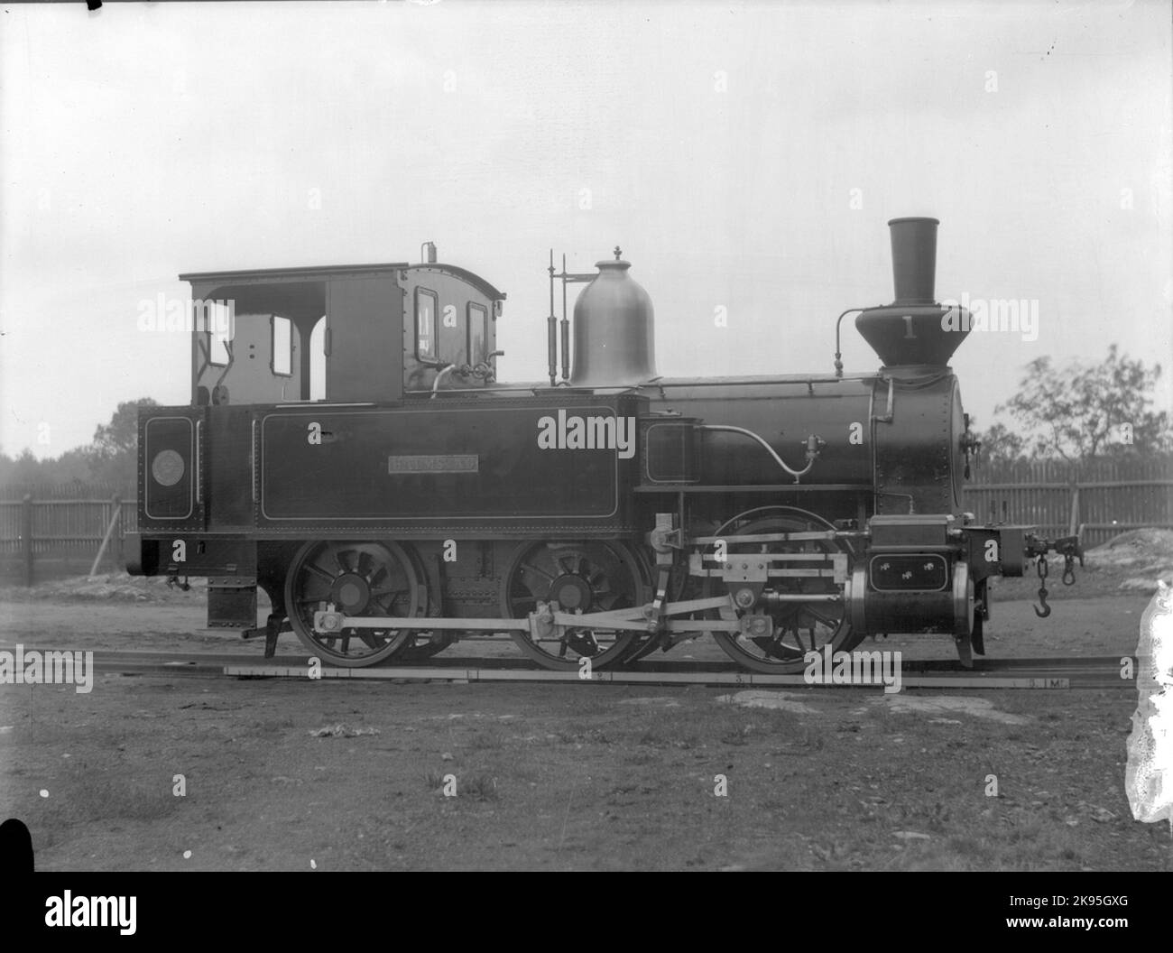 HBJ LOK 1. J'ai obtenu le nom Halmstad. La locomotive a été fabriquée par Nohab. La photo est probablement prise à la livraison. Vendu en 1947 aux chemins de fer suédois, Got littera SJ K3T 4050. Mis au rebut en 1954. Banque D'Images