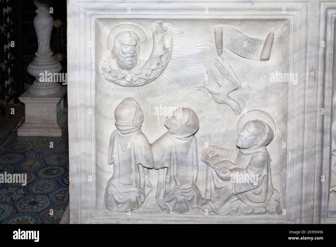 Saint-Columbanus écrivant la règle monastique inspirée par Dieu - sarcophage de Saint-Columbanus (par Giovanni dei Patriarchi, 1480) - crypte de l'abbaye de Bobbio Banque D'Images
