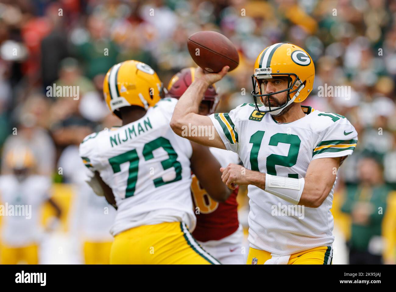 Dimanche, 23 octobre 2022 ; Landover, MD, USA; le quarterback de Green Bay Packers Aaron Rodgers (12) passe le ballon lors d'un match de la NFL contre le Washingt Banque D'Images