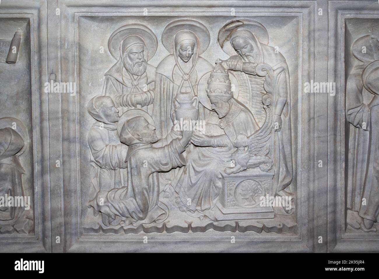 Le Pape Grégoire I présente le watervessel à St Columbanus - sarcophage de Saint Columbanus (par Giovanni dei Patriarchi 1480) - crypte de l'abbaye de Bobbio Banque D'Images