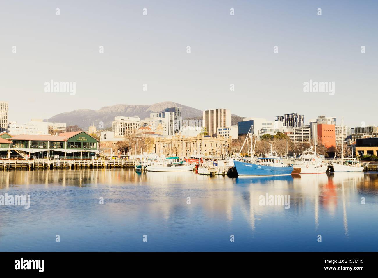 HOBART, TASMANIE - SEPTEMBRE 14 : vue vers le Mont Wellington au-dessus du quai de la Constitution et du quartier des affaires à Hobart, Tasmanie, Australie sur 14 septembre 2022 Banque D'Images