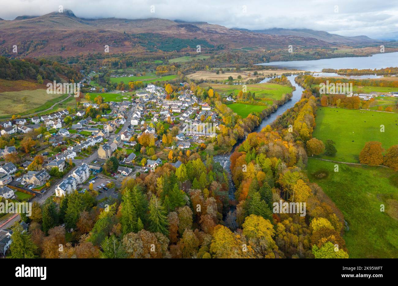 Vue aérienne des couleurs de l'automne et de la rivière Tay à Killin dans le Perthshire, Écosse, Royaume-Uni Banque D'Images