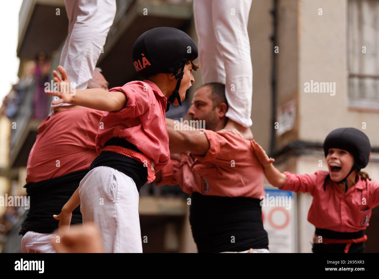 Les gens de Colla Vella dels Xiquets de Valls fêtent après avoir terminé un "castell" (une tour humaine) au Festival Santa Úrsula 2022 (Catalogne) Banque D'Images