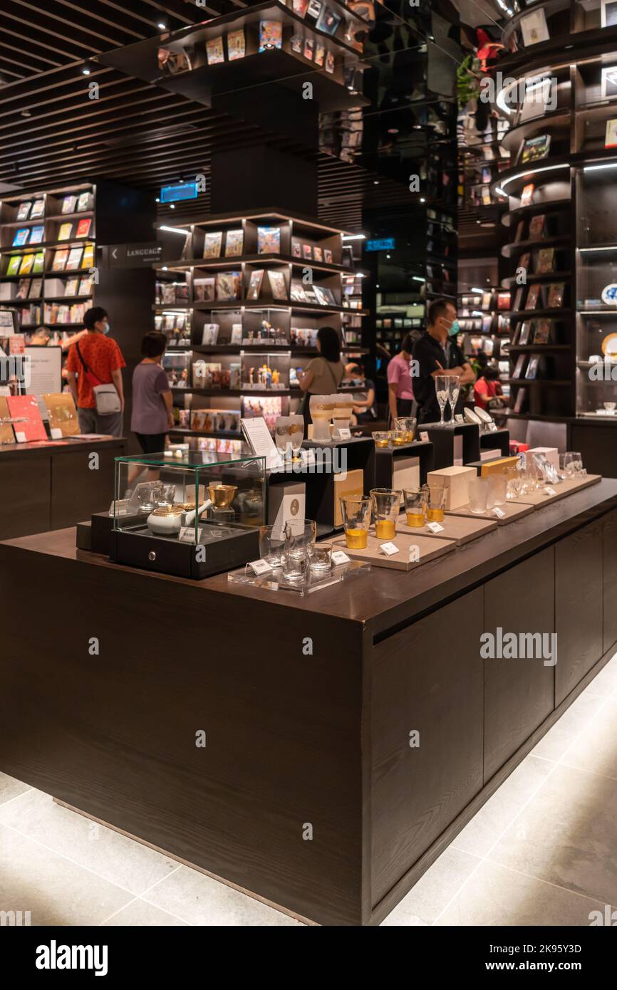 Kuala Lumpur,Malaisie - 24 octobre,2022 : Tsutaya Livres librairie dans le Pavillon Bukit Jalil, les gens peuvent voir explorer autour de lui. Banque D'Images