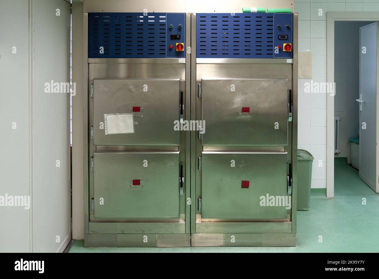 Chambres réfrigérées dans la salle d'autopsie Banque D'Images
