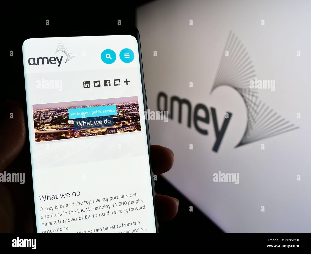 Personne tenant un smartphone avec la page Web de la société britannique d'infrastructure Amey plc à l'écran devant le logo. Concentrez-vous sur le centre de l'écran du téléphone. Banque D'Images