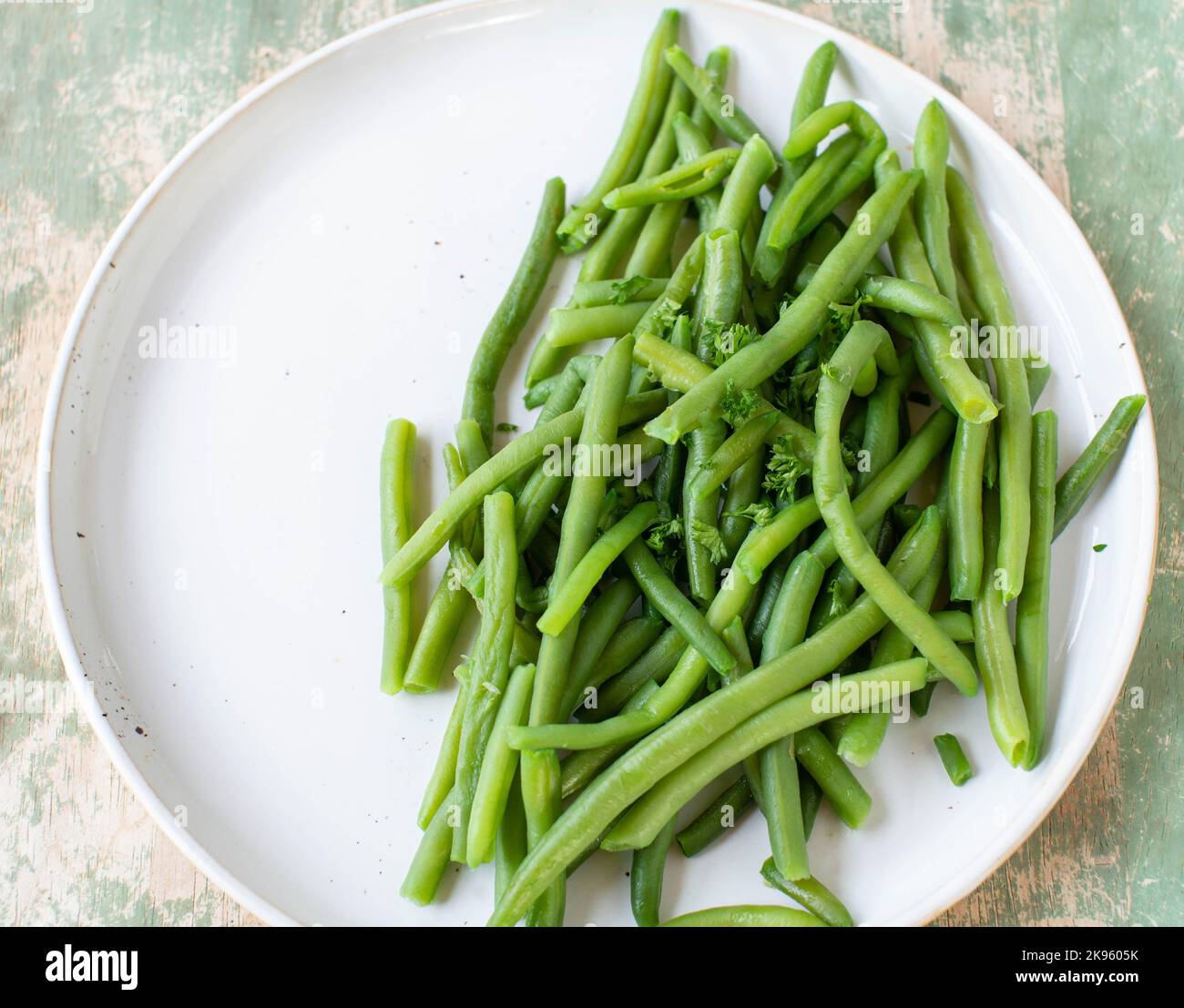 Haricots verts cuits sur une assiette blanche Banque D'Images