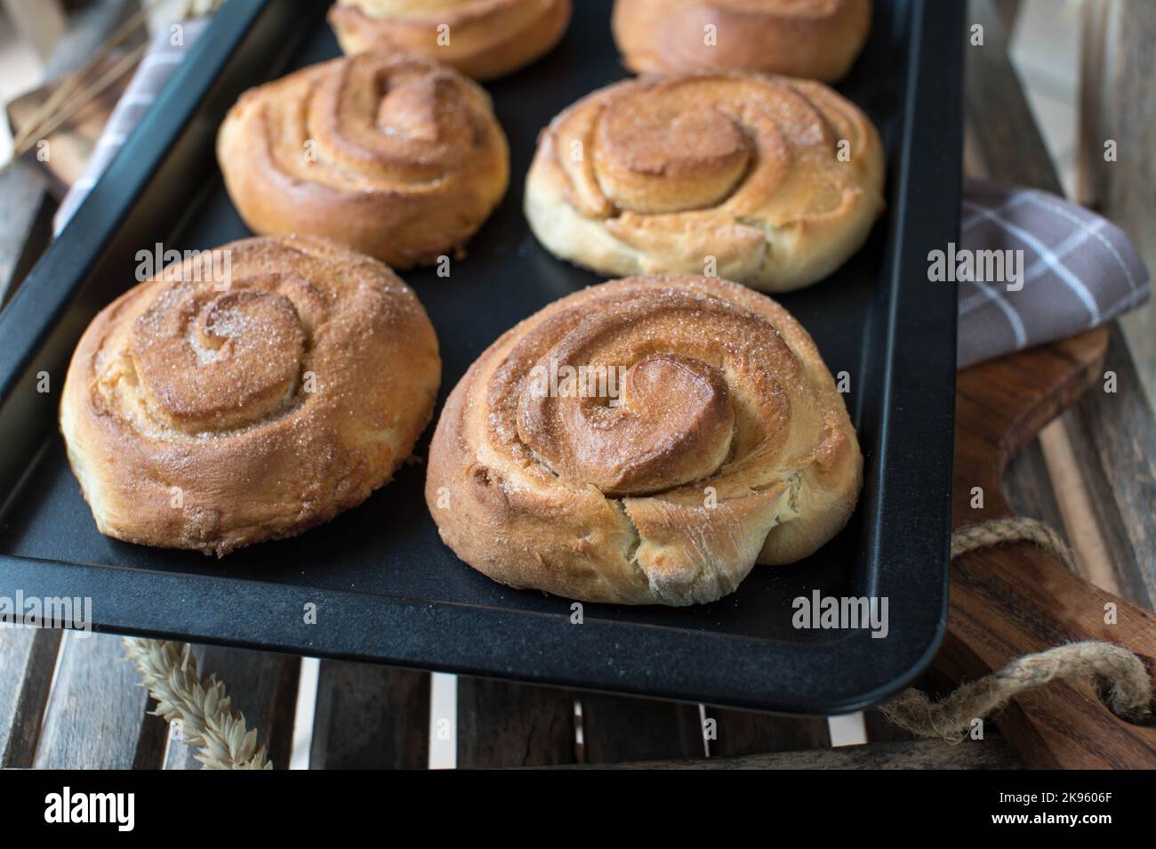 Petits pains à la cannelle faits maison sur une plaque de cuisson Banque D'Images